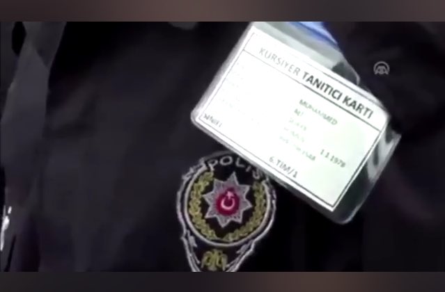 Das besetzte #Afrin in #Syrien hat eine neue Polizei. Alles Ex-Milizionäre islamistischer Gruppen, der Bart ist ein wenig gestutzt, die Uniform hat ein Hoheitszeichen der #Türkei, die Kennkarte ist auch auf Türkisch. So begann es nach der Invasion in Nordzypern 1974 auch...