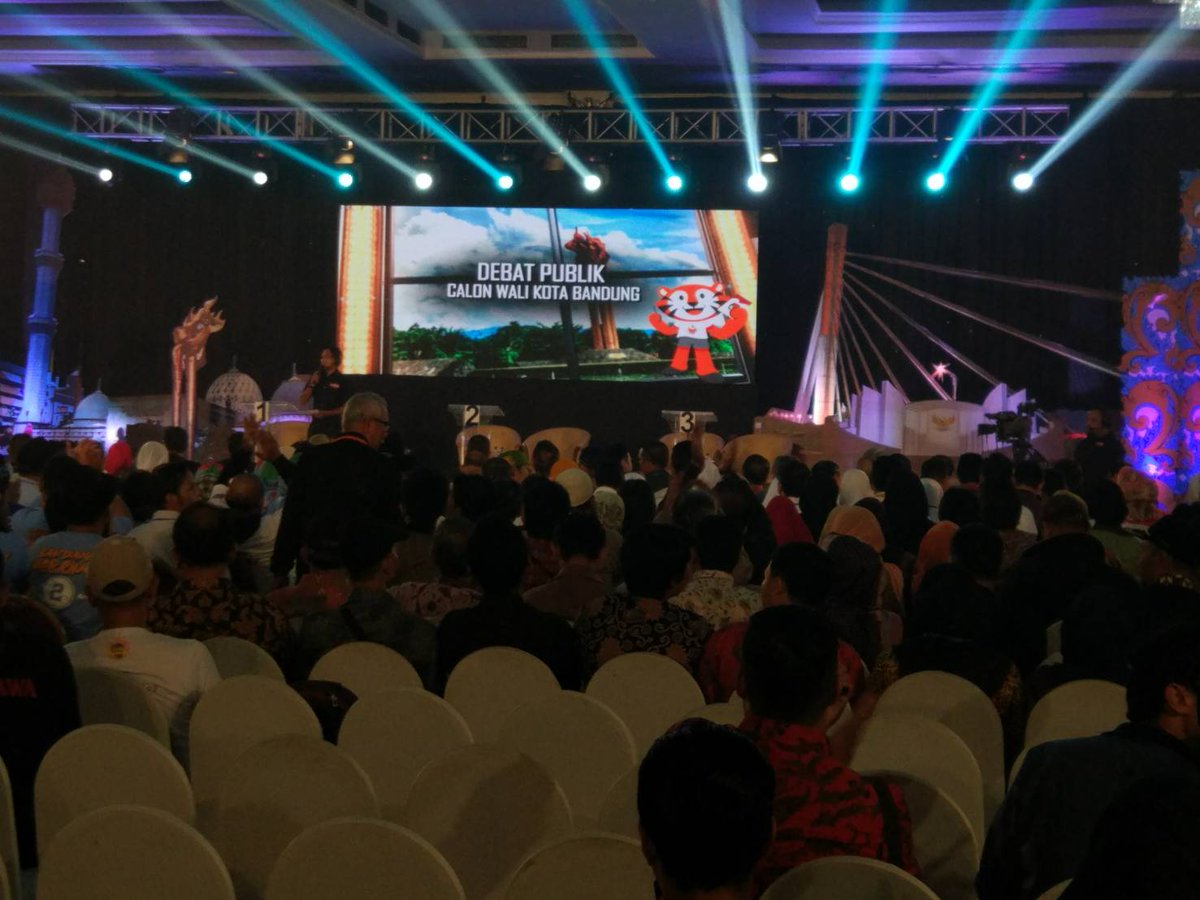 infobdg's tweet photo. BEWARA! Hari ini Debat Publik @pilwalkotbdg18 yang terakhir! Nanti malam, Anda bisa menyaksikan siaran langsung dari Hotel Grand Asrilia di TV One, TVRI, dan Bandung TV, pukul 19.30-21.30 WIB. #AtuhEuy #AtuhEuyDebat #PilwalkotBdg2018 https://t.co/uF5YWYSsxl