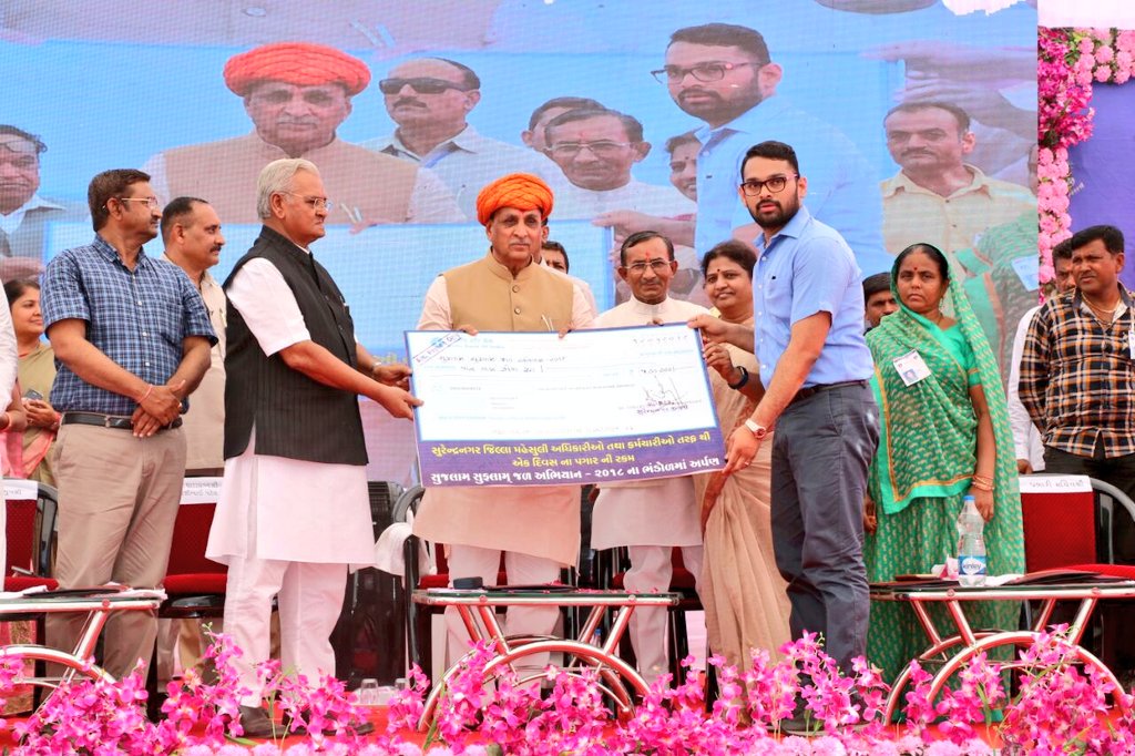 Anuradha Mall (@ceogsdma) on Twitter photo મુખ્યમંત્રીશ્રી વિજયભાઇ રૂપાણીએ સુરેન્દ્રનગરના વાડલા ખાતે સુજલામ્ સુફલામ્ જળ અભિયાન – 2018 અંતર્ગત, તળાવ ઊંડું કરવાનું શ્રમદાન કર્યું હતું.
#SujalamSufalamJalAbhiyan
#GujaratJalAbhiyan <a href="/CMOGuj/">CMO Gujarat</a> <a href="/CMO_Gujarat/">Office of Vijay Rupani</a> @GSDMA_Gujarat મુખ્યમંત્રીશ્રી વિજયભાઇ રૂપાણીએ સુરેન્દ્રનગરના વાડલા ખાતે સુજલામ્ સુફલામ્ જળ અભિયાન – 2018 અંતર્ગત, તળાવ ઊંડું કરવાનું શ્રમદાન કર્યું હતું.
#SujalamSufalamJalAbhiyan
#GujaratJalAbhiyan <a href="/CMOGuj/">CMO Gujarat</a> <a href="/CMO_Gujarat/">Office of Vijay Rupani</a> @GSDMA_Gujarat