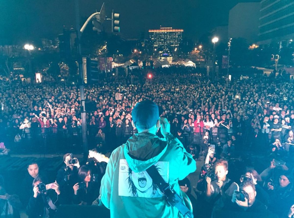 LPAssociation's tweet photo. Videos of @mikeshinoda's set at #IdentityLA2018:

1. Upload of a fan's full Facebook Steam:
https://t.co/KVQl7kNYf3

2. Higher quality recording (first 3 songs are missing):
https://t.co/ffnkuT6AiI

#PostTraumaticTour #PostTraumatic https://t.co/C8bNwlk1ju