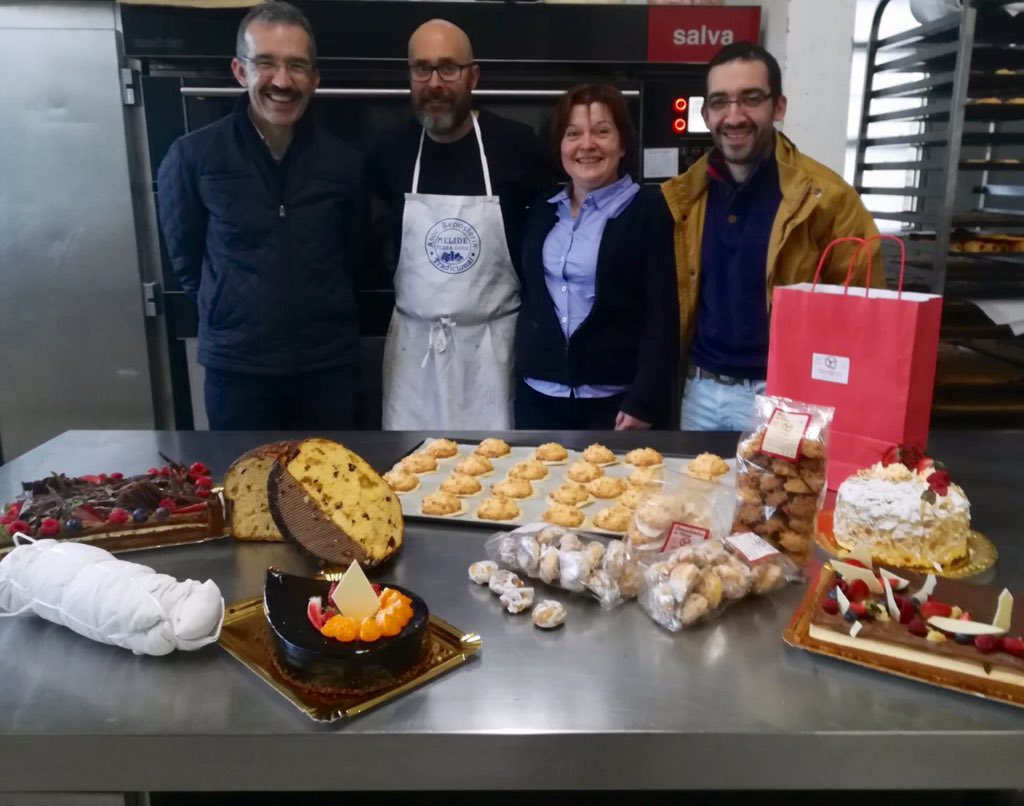 manu_garea's tweet photo. Esta si que é unha sorpresa!!! Visita que nos honra acoller en #pasteleríatrisquel durante a #festadomelindre2018, Luisa é Vieites, profesores do @CIFPCOMPOSTELA!!! #manuelgarea #Deleitar #Melide #Chefs #formacion #Melindresdegarea #trisquelpasteleria #ricosdemelide https://t.co/f9tqhAttZR