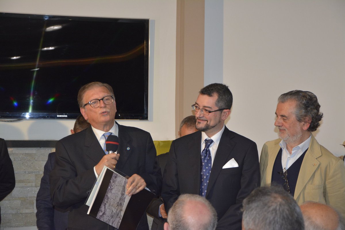 edexlibris's tweet image. Carlo Guidotti, 12 maggio 2018, Premio "Vincenzo Mortillaro" per l'editoria: ringrazio il prof. Tommaso Romano per avermi assegnato questo prestigioso riconoscimento per le mie attività legate all'editoria ed alla comunicazione.
#carloguidotti #edizioniexlibris #referencepost