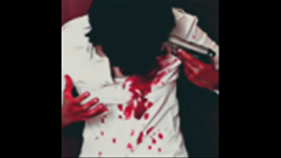 ✿💕⇣
⇣
⇣ 
⇣•
⇣ 
⇣•
تذوقـت
مـرة طعـم
شفتـاك
فـ اصبحـت
كـل العمـر 
مخمـور بهـا
متـى اصحـو
منهـا لا اعلـم