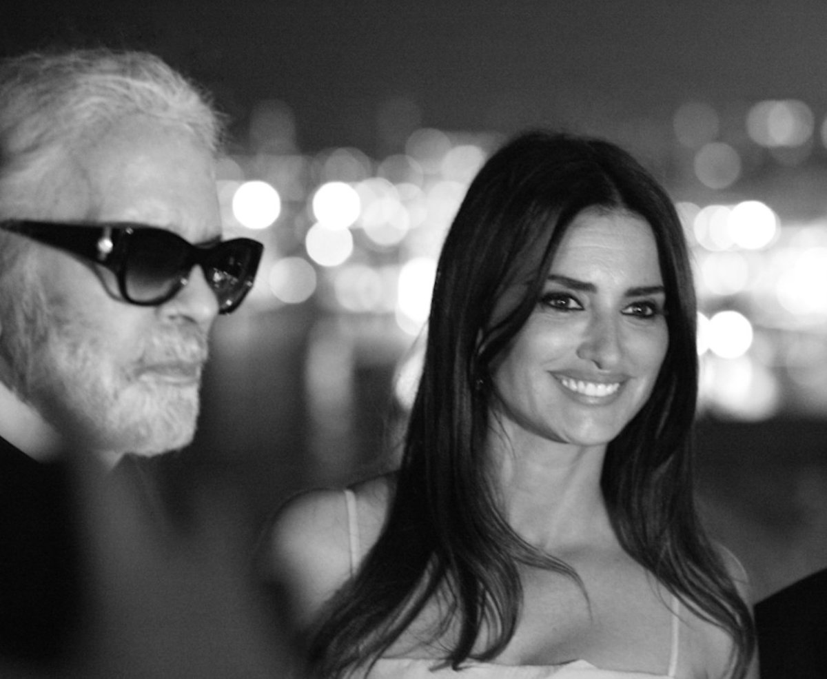 laFemmeMag's tweet photo. YOU GUYS YOU GUYS.
@KarlLagerfeld has a beard. REPEAT: KARL LAGERFELD HAS A BEARD.
This is the first major change he's made to his personal look in more than a decade.
#LagerBeard #CHANEL #CannesFilmFestival2018 https://t.co/xgaOukssf9