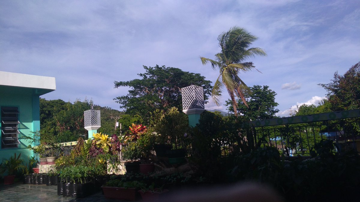 lechaperone's tweet photo. When the afternoon shade falls on  this side of the roof deck, this view is simply relaxing. ^_^ #RoofDeckView #LastDayVacay https://t.co/mK0zQ8LXT7