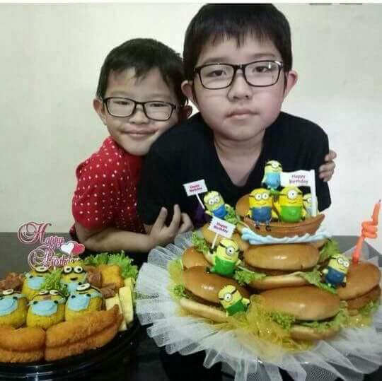 Blm 3 jam kematian  Evan (13) yg tewas akibat ledakan bom bunuh diri di Gereja SMTB, akhirnya Nathan (9) nyusul kakaknya Evan pergi slamanya ke Rumah Bapa

Turut berduka cita yg sedalam2nya buat orang tua korban. 

Birgaldo Sinaga
#kitatidaktakut
#lawanterorisme
#kamibersamapolri