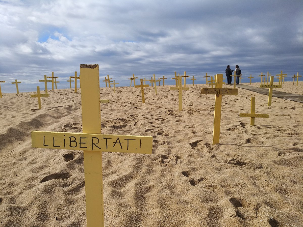 CDR_Malgrat's tweet photo. La platja de Malgrat s'omple de creus grogues per "la mort de les llibertats"

#niunpasenrere 
#LlibertatPresosPolitics
#CDRMalgrat
#CDRenxarxa https://t.co/jgZWt928fW