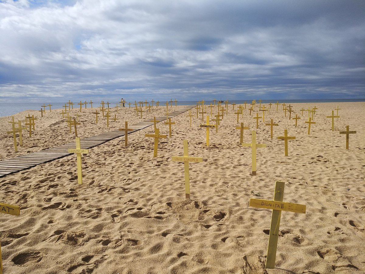 CDR_Malgrat's tweet photo. La platja de Malgrat s'omple de creus grogues per "la mort de les llibertats"

#niunpasenrere 
#LlibertatPresosPolitics
#CDRMalgrat
#CDRenxarxa https://t.co/jgZWt928fW