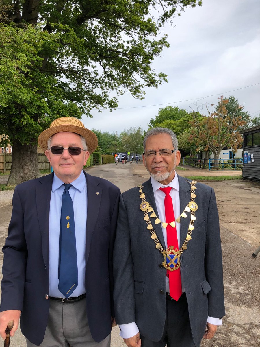 karenmullinex's tweet photo. Mohammad Iqbal Zia, Mayor of St Albans City and District and Bede Fox have been busy starting phase after phase of races https://t.co/EOMjORwI0o