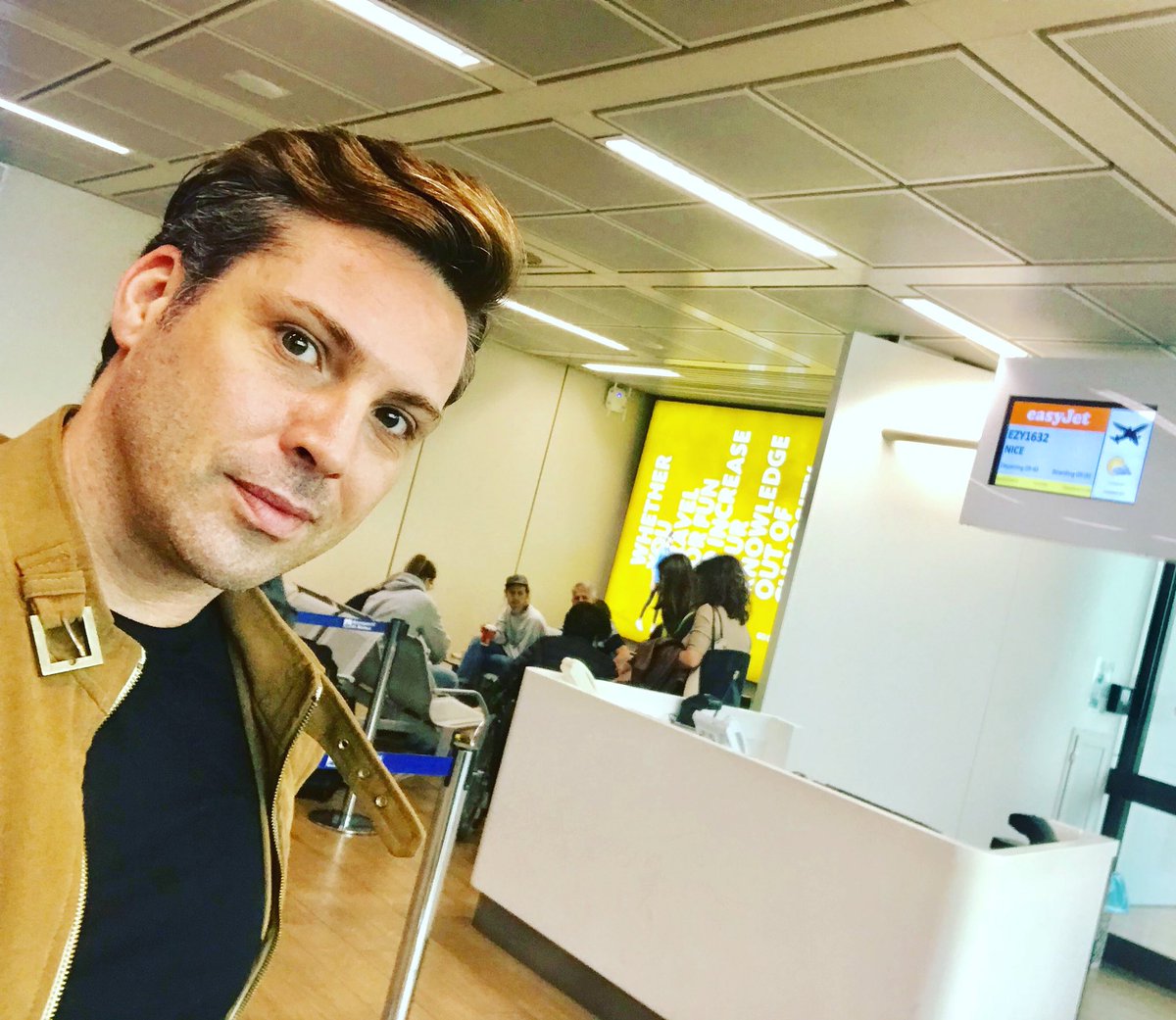 Vinbocciarelli's tweet photo. Il Red Carpet inizia da qui... si parte!!! Buona domenica...
#readytogo #cannes2018 #volare #start #vincenzobocciarelli #actor #internationalactor #attoreitaliano #cast #missionpossible #movieon #viportoconme #emotions #premiere #festivaldicannes2018 #redcarpet #selfie #aereoport https://t.co/ipjaMur5uK