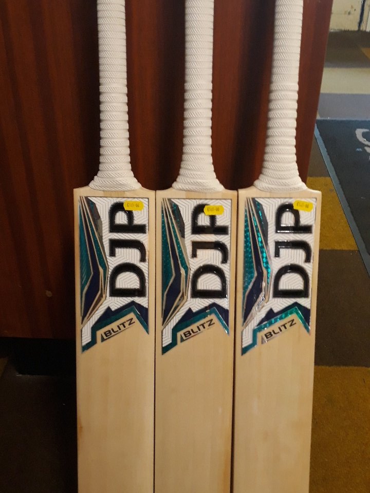 CricketDJP's tweet photo. More new bats arrived last week .
This is the 2018 DJP BLITZ .
English willow Pre knocked in 
£165 Standard handle . Appreciate a few RT please friends https://t.co/Ue19FOagRF