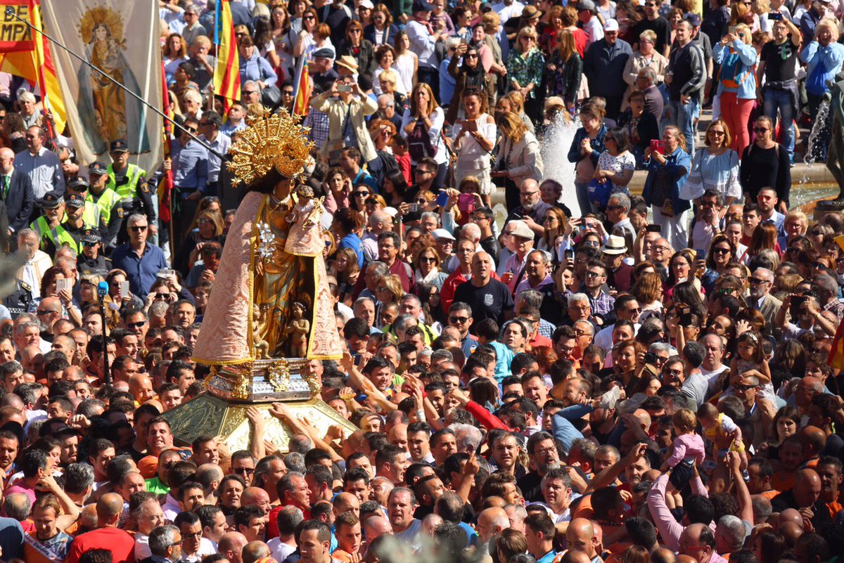 jcmoraguesf's tweet image. #ViscaLaMareDeDéu #emoció #devoció per la #Geperudeta Hui en la Missa d’Infants, els valencians entregats a la seua Patrona. Un #orgull estar un any més al seu costat.