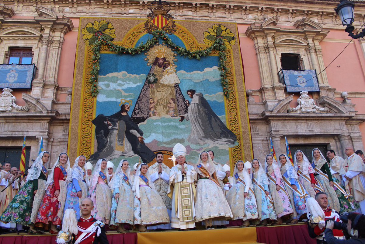 jcmoraguesf's tweet image. #ViscaLaMareDeDéu #emoció #devoció per la #Geperudeta Hui en la Missa d’Infants, els valencians entregats a la seua Patrona. Un #orgull estar un any més al seu costat.