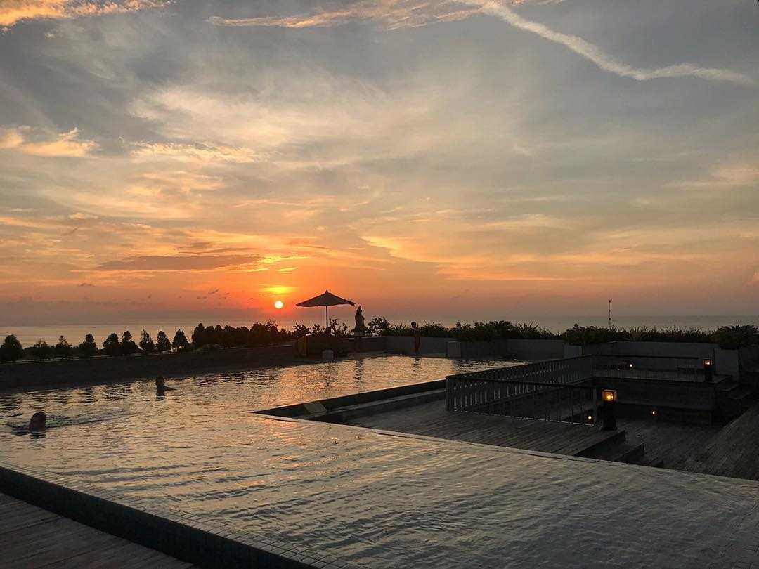 KlapaResortBali's tweet photo. Sun is alone too but it still shines
📷 @guillaume_ter
🏝 @klaparesortbali
#instatravel #baligoodtrip #jalanjalan #jelajahindonesia #liburan #takemethere #klaparesort #klaparesortbali #pecatu #dreamland #uluwatu #vacation #staycation #triptobali #gotobali #balibible #balidaily https://t.co/GNOEoZRcOx