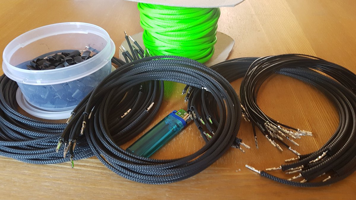 Octix_Customs's tweet photo. #sleevingsunday 

Wires ready to be burnt and sleeved. Amazing colours #mdpc #mdpcx Shade 19 and Atomic Green. No compromise. #pcmr #cables https://t.co/UHxtHiKBqE