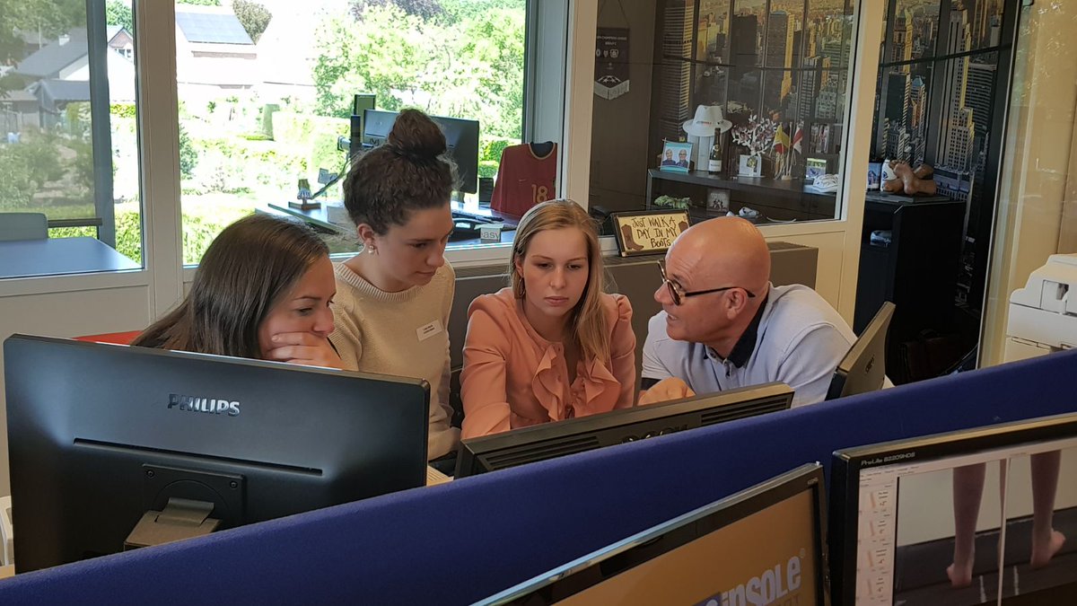 Paul_BORGinsole's tweet photo. 20 gemotiveerde #arteveldehs #podologie studenten ondergedompeld in podologie praktijk van de toekomst...It's all in the #podoCLOUD zelf zolen in 3D designen video rapporten maken....geen geheimen meer voor deze toekomstige voet specialisten @BorgionsFlorian @BGinsole @GSioncke https://t.co/8gYrSx2L66