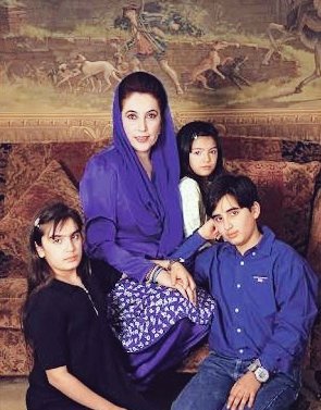 Arbabkhawar_1's tweet photo. "Strength is when you have so much to cry for but you prefer to smile instead."
 Symbol of #Strength #BenazirBhutto #SMBB
#HappyMothersDay
@BBhuttoZardari @BakhtawarBZ @AseefaBZ @SassuiPalijo https://t.co/5WUEch7GpG
