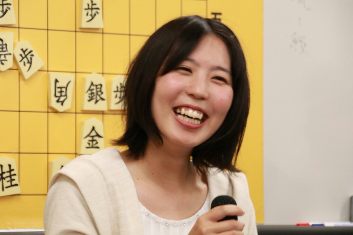 勿忘草 No Twitter 指導対局を終えた3人 里見香奈女流五冠 山根ことみ女流初段 石本さくら女流初段 のトークショー 4月からスマホデビューされた里見女流 将棋漬けの日々だったので 旅行に行きたい 山崎先生も初めて見たというスカート姿も話題に 笑顔