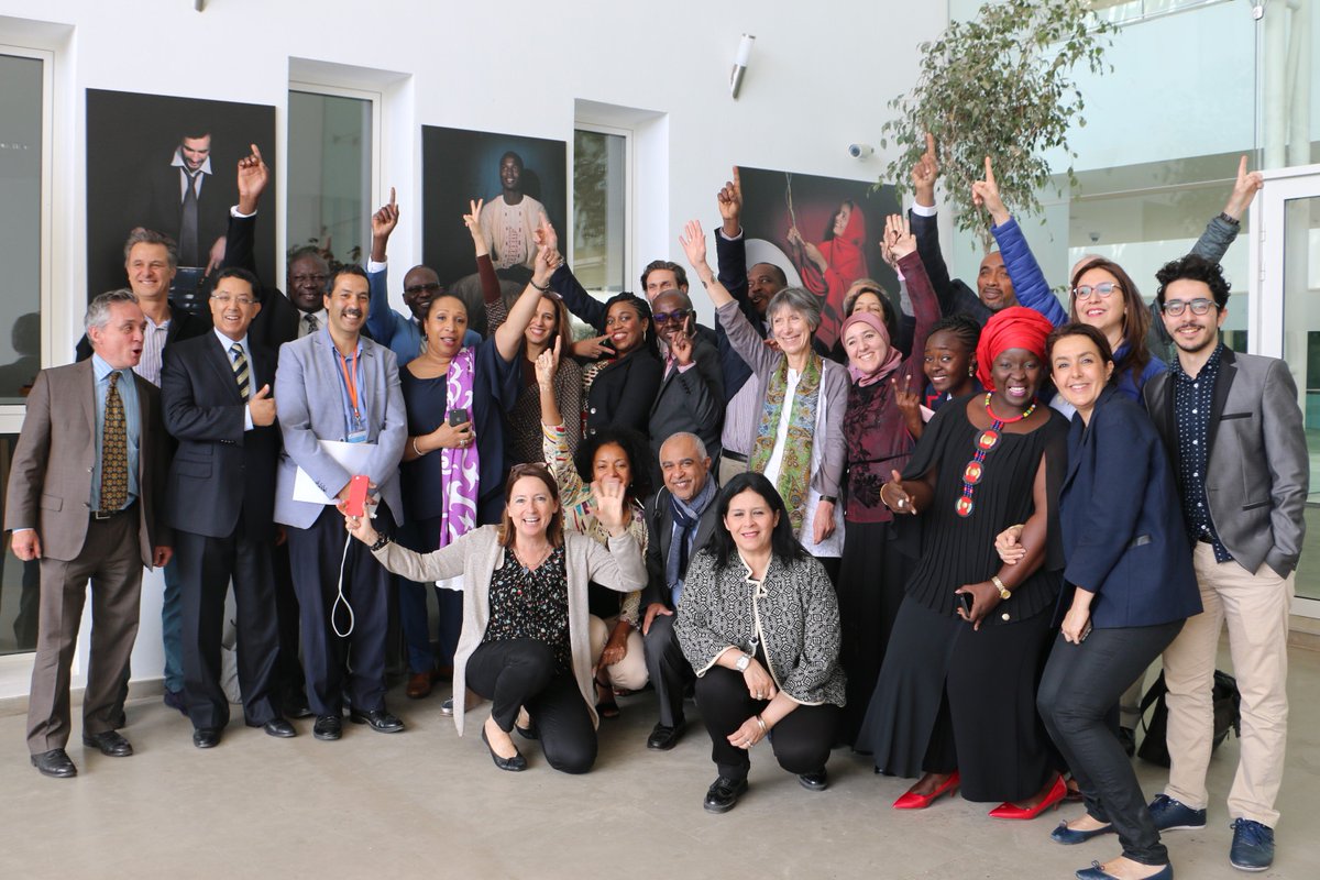 agadd2030's tweet photo. #academiedurable #seminaireRSEAfrique Remise des diplômes CentraleExed aux participants 1er séminaire #managersdavenir en terre africaine. Début d'une aventure collective pour faire vivre nos valeurs communes. #RSEFrance #rsosenegal #RSOCotedivoire #RSOBénin @RSOMaroc. A suivre ! https://t.co/usoBQygIIA