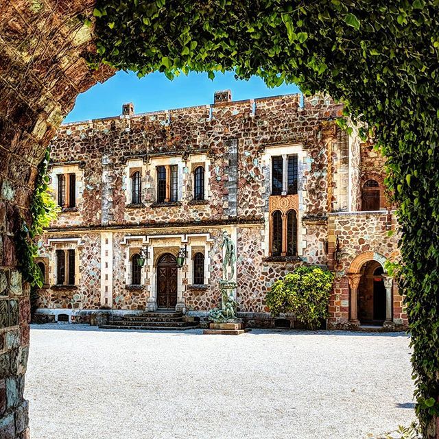 michael_backes's tweet photo. Château de la Napoule. Beautiful gardens, interesting history, tasty food and buildings as sprung from a fairy tale. 😀

#chateaudelanapoule #mandelieulanapoule #provencealpescotedazur #wanderlust #traveleurope #fairytale #südfrankreich #schloss #château #castles #cotedazur https://t.co/fTrmorQZWK