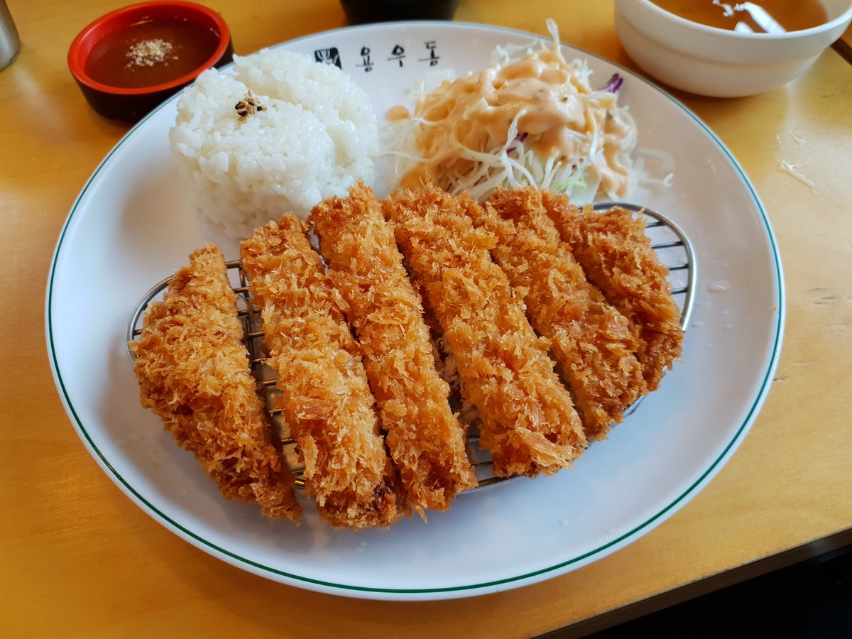 SwissNomads's tweet photo. Das knusprigste, leckerste Schnitzel in Korea gefunden. Und das beste ist, ist eine lokale Spezialität 😋 #yummie #mnomnom https://t.co/2GOKwzThy8