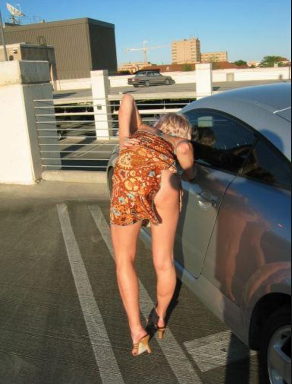 Caro se préparait à moter dans sa voiture quand 

soudainement

à l'impromptu

elle sentit

une auvaise odeur
de président français
 Elle se retourna et dit

Vade
retro
macronasse

la chose disparut

Je suis fière de ma copine

NloPasaran!