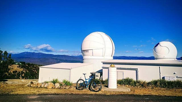 aidos_evans's tweet photo. Blue ☁️, Blue 🚴, Blue ⛰️
===========================
#pushys #pushysfyshwick #pushyspride #pushysplus #stromloforestpark #stromlo #observatory #strava #giant #climb #quadlock #bluesky #mtb #enduro #enduromtb #explore #rockshox #ride #trance #peda… https://t.co/EGMRT2WRwX https://t.co/5urQ5FQE8Y
