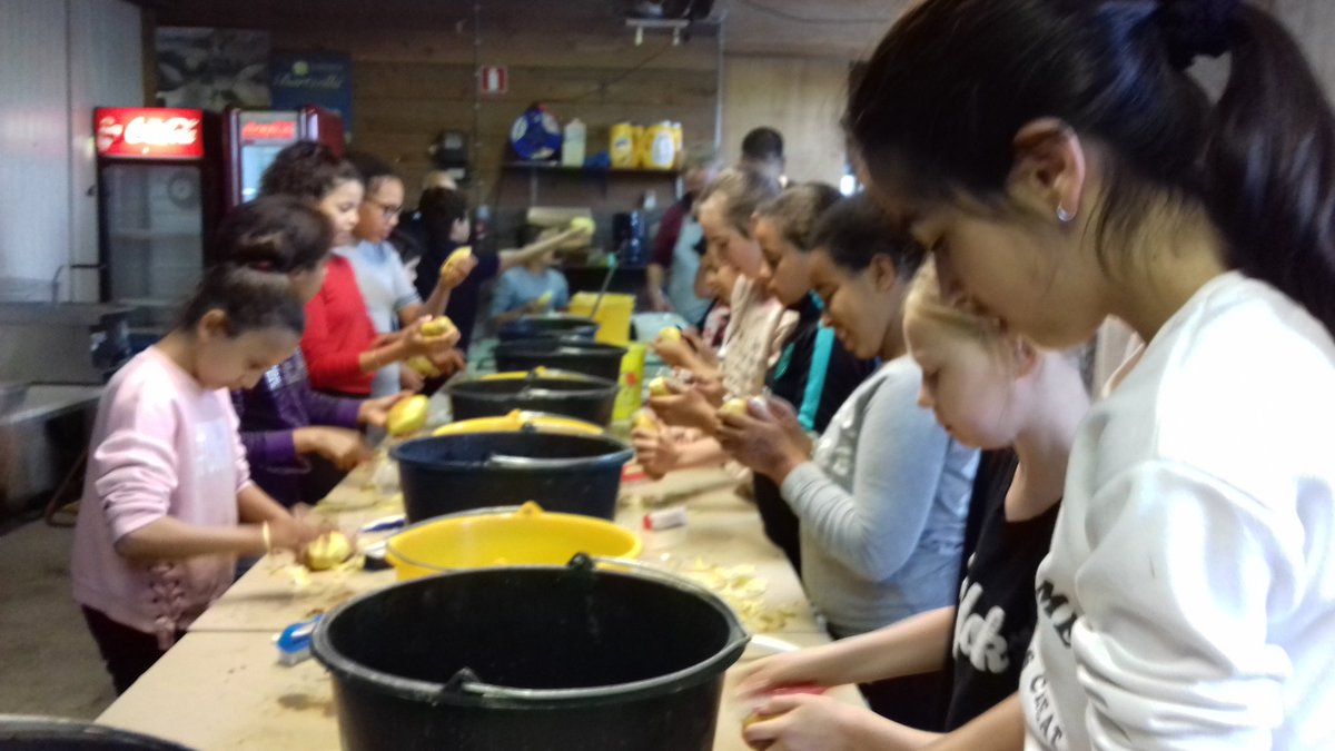 Groep 7 heeft de handen uit de mouwen gestoken. Zelf patat bakken en leren over de aardappels van Dirk Molenaar in Nieuw Vennep. Een bezoek om niet snel te vergeten.