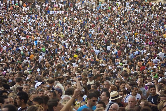 Vinga q ja tenim obert!!! Es diumenge i no plou a Sant Esteve!!! Us esperem!!! (Si us plau, una mica d’ordre a la fila!!!!)