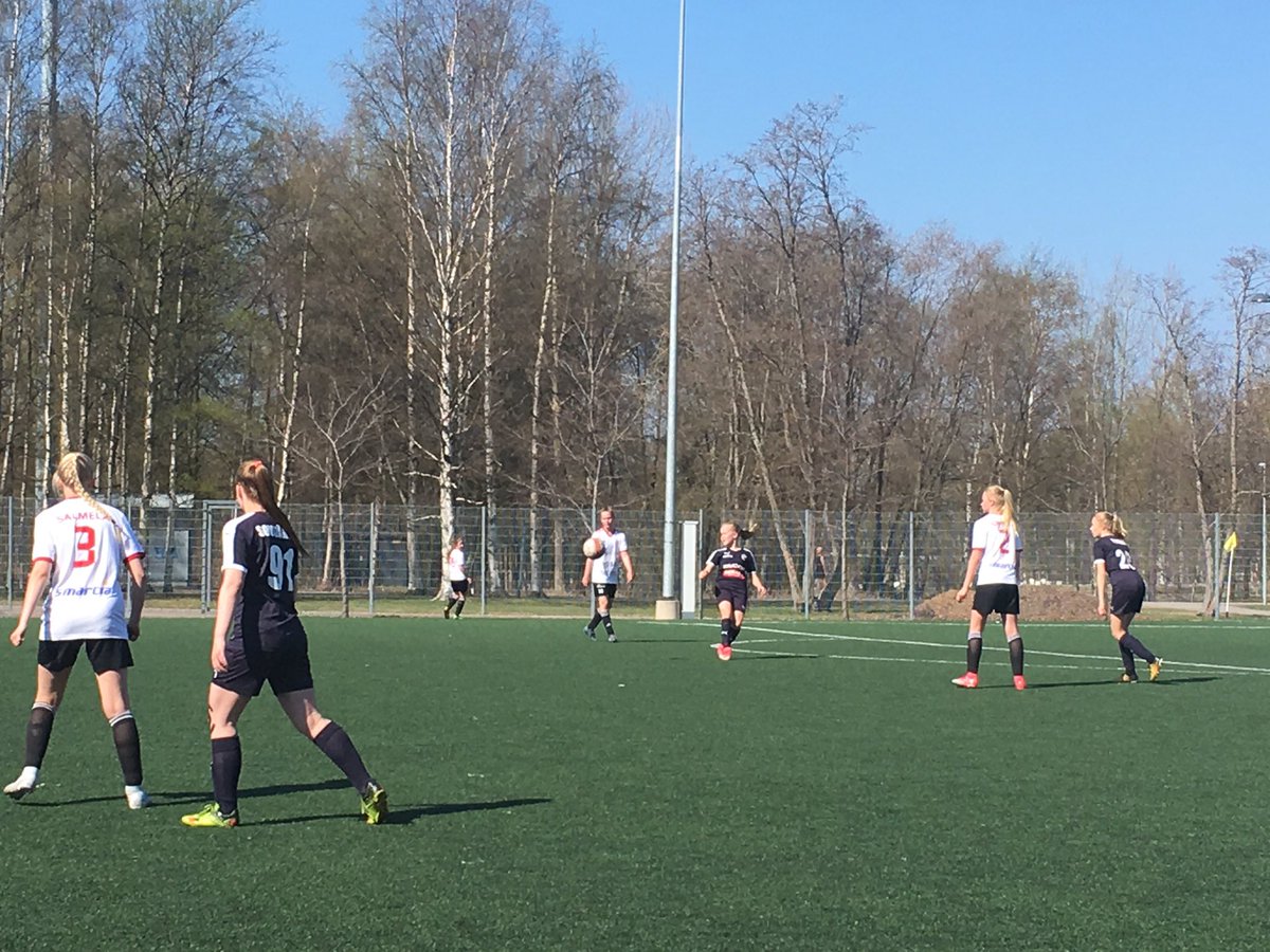 PmjSiipola's tweet photo. Jotta ei mene pelkäksi kakun syömiseksi ☀️⚽️😎! #ospa #raati #tyttöfutis #aurinkohellii https://t.co/V9BQSK9HCb