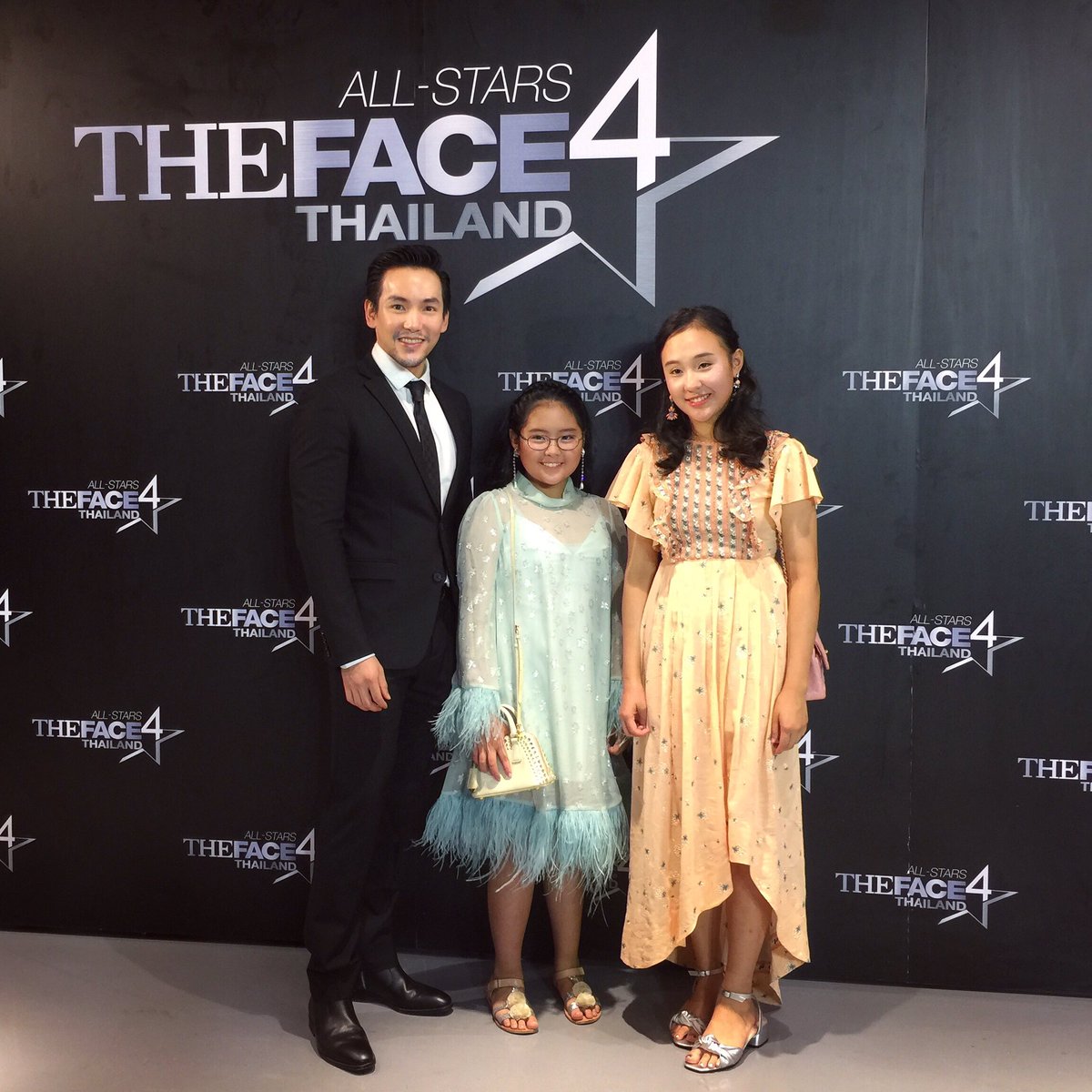 JoeTrivisvavet's tweet image. พาหลานน้ำวุ้นน้ำขิงมาดู #finalwalk ขอบคุณ @TaeKantana และรายการ ที่ให้เด็กๆขึ้นมาถ่ายรูปกัน เด็กๆกรี๊ดและดีใจมากๆครับ🤗👨‍👧‍👧💖#TheFaceAllStars