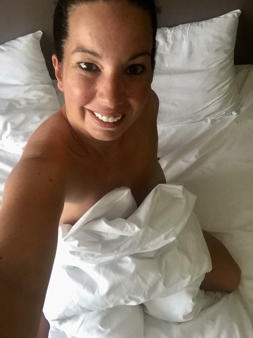 Es regnet 🌧 dann bleibt man lieber im Bett 😊 https://t.co/fTeyOvkUas<a href="/tag/star"class="tags"><span>#star</span></a><a href="/tag/porn"class="tags"><span>#porn</span></a><a href="/tag/vip"class="tags"><span>#vip</span></a><a href="/tag/holiday"class="tags"><span>#holiday</span></a><a href="/tag/relaxing"class="tags"><span>#relaxing</span></a><a href="/tag/webcamgirl"class="tags"><span>#webcamgirl</span></a>