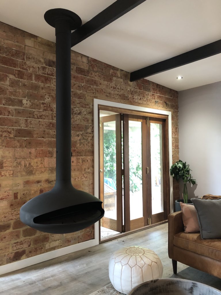 CarolynBurnsMcC's tweet photo. #HouseRules Lordy, this #aurora suspended fireplace is EVERYTHING 😍😍 @HouseRulesOn7 @Channel7 https://t.co/rK9O4VSLmd
