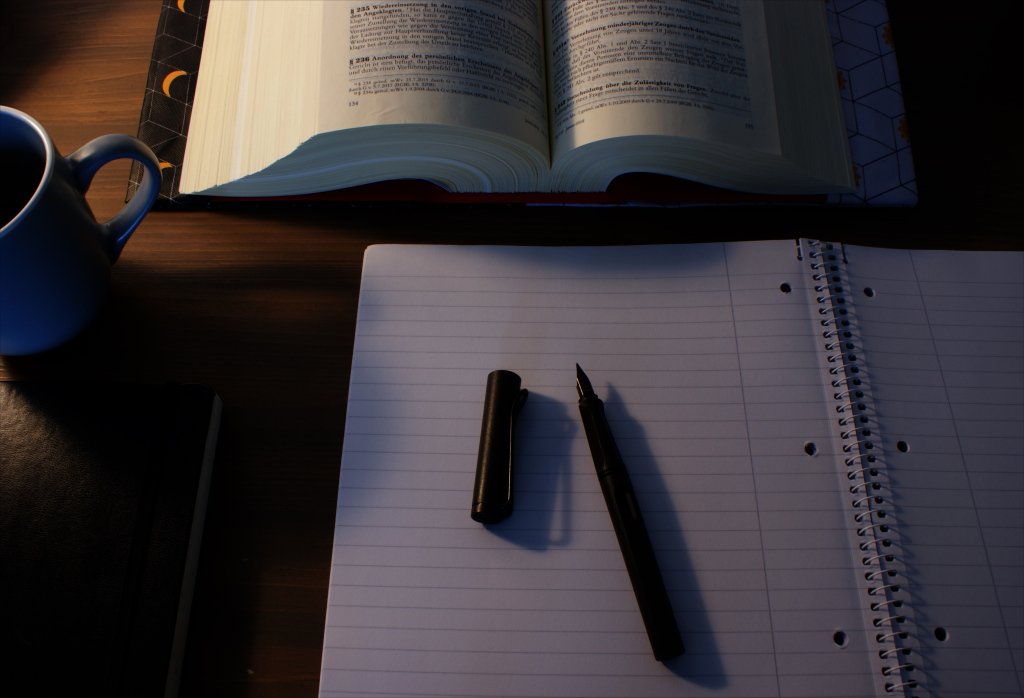 BuchPerspektive's tweet photo. Wenn alles interessanter als das Lehrbuch ist. https://t.co/OCK27qhUBv https://t.co/vi8IWvmqw8