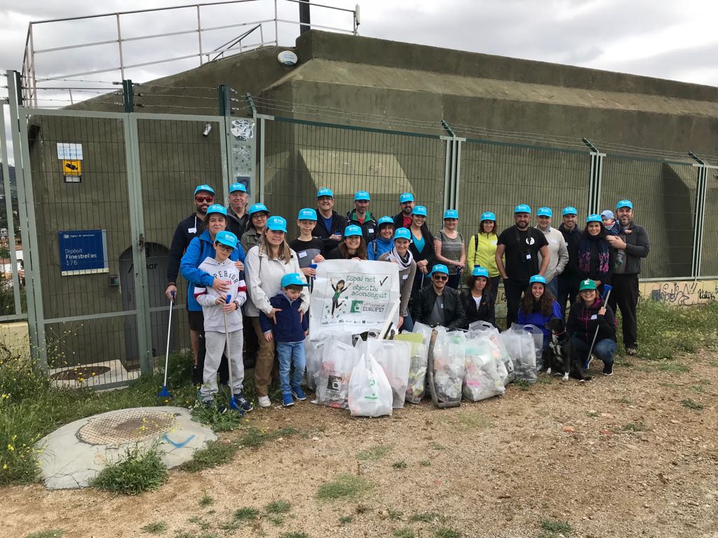 Els voluntari@s d'#AigüesDeBarcelona hem recollit més de 60 kg de residus als voltants del dipòsit de Finestrelles @parcncollserola #letscleanupCAT #lcue18 #LaGestióResponsable tenint cura del #MediAmbient