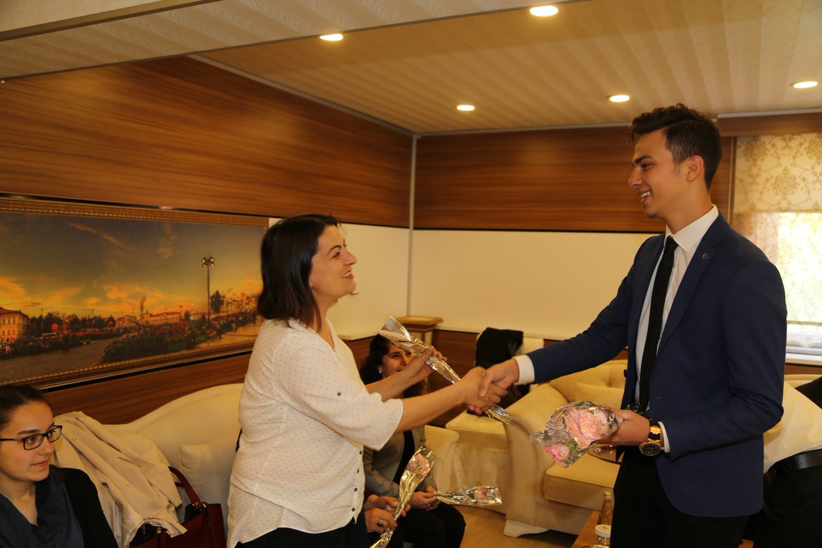 Valimiz Davut Gül, Kadıburhaneddin Öğrenci Meclis Toplantısına katılarak meclisin gündem maddeleri hakkında açıklamalarda bulundu. Öğretmenevinde yapılan toplantıda <a href="/Sivaskabom/">Sivas Kadı Burhaneddin Öğrenci Meclisi</a> Başkanı Kutluhan Enişte de meclis de görev alan annelere ‘Anneler Günü’ nedeniyle çiçek takdim etti