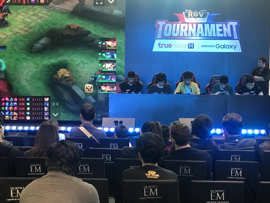 TrueMoveH's tweet photo. ภาพบรรยากาศการแข่งขัน "TrueMove H RoV Tournament with Samsung Galaxy" สุดมันส์ตอนนี้ ใครยังไม่ได้อยู่ที่ห้าง The Emquartier ตอนนี้ มาด่วน! พร้อมเชียร์คู่ชิงชั่วโมงนี้แล้ว และที่สำคัญมีโปรพิเศษเฉพาะในงานด้วยนะ
#RoVที่แท้ทรู #RoVTMHTournament #RoVTrueMoveH https://t.co/uwl4gXEiCK