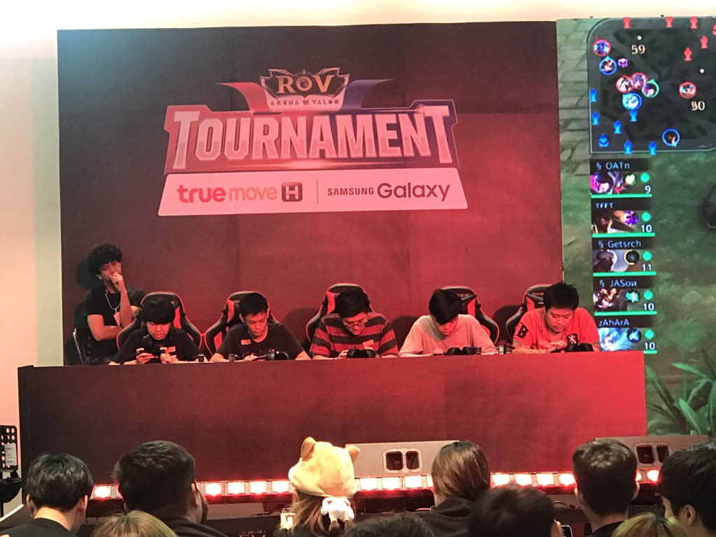 TrueMoveH's tweet photo. ภาพบรรยากาศการแข่งขัน "TrueMove H RoV Tournament with Samsung Galaxy" สุดมันส์ตอนนี้ ใครยังไม่ได้อยู่ที่ห้าง The Emquartier ตอนนี้ มาด่วน! พร้อมเชียร์คู่ชิงชั่วโมงนี้แล้ว และที่สำคัญมีโปรพิเศษเฉพาะในงานด้วยนะ
#RoVที่แท้ทรู #RoVTMHTournament #RoVTrueMoveH https://t.co/uwl4gXEiCK