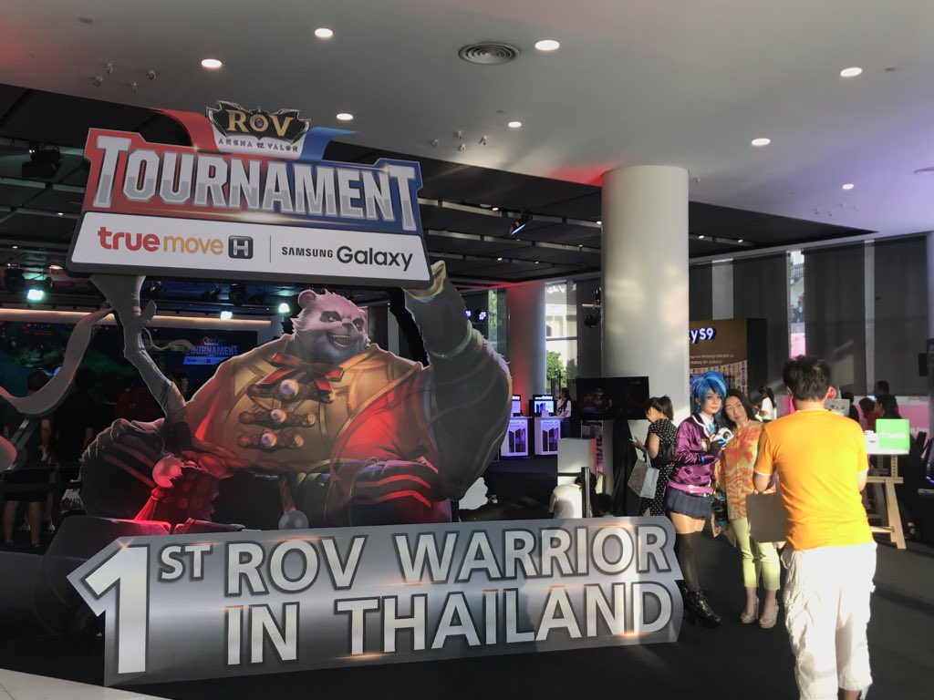 TrueMoveH's tweet photo. ภาพบรรยากาศการแข่งขัน "TrueMove H RoV Tournament with Samsung Galaxy" สุดมันส์ตอนนี้ ใครยังไม่ได้อยู่ที่ห้าง The Emquartier ตอนนี้ มาด่วน! พร้อมเชียร์คู่ชิงชั่วโมงนี้แล้ว และที่สำคัญมีโปรพิเศษเฉพาะในงานด้วยนะ
#RoVที่แท้ทรู #RoVTMHTournament #RoVTrueMoveH https://t.co/uwl4gXEiCK