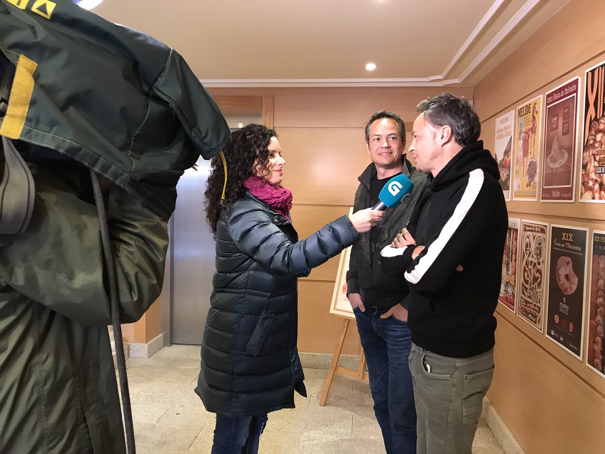 festadomelindre's tweet photo. Compartimos convosco esta imaxe dos @HermanosTorres atendendo aos medios de comunicación na #festadomelindre18 📽📺 https://t.co/etzulXhNs4