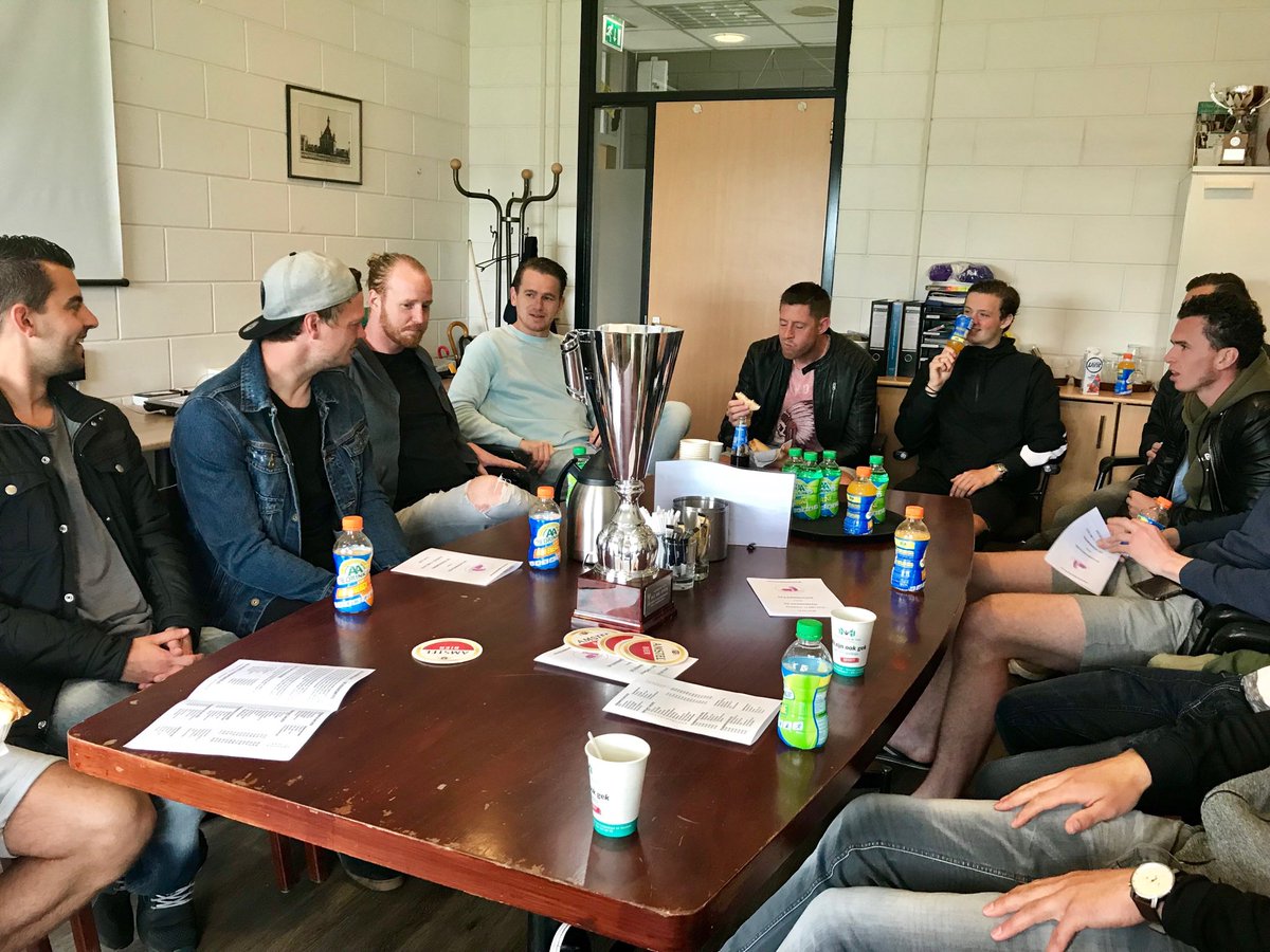 Wel leuk zo’n wedstrijdbespreking met een beker op tafel. #HDCup #finale #PaarsWitteLeeuwen #WINNERS