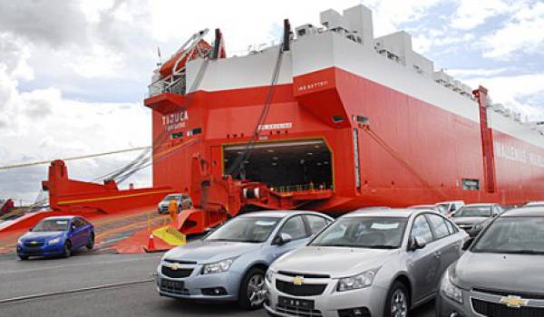 IMPORTATION DE VÉHICULES.
La Chine produit des véhicules mais réduit ses tarifs à l'importation. La Cote d'ivoire freine l'importation de véhicules qu'elle ne fabrique même pas. Tout ça pour bien organiser la fraude au guichet unique et freiner les dynamiques businessmans du nord