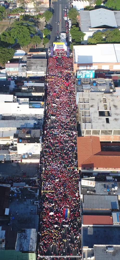 MinPPAPTaragua's tweet photo. El pueblo de #Aragua demuestra su lealtad al legado de #Chavez llenando la avenida Bolivar de #Maracay una vez mas, respaldando a nuestro candidato @NicolasMaduro #VamosNico #AraguaVotaPorMaduro @MinPPAPT @NicolasMaduro @RMarcoTorres @wcastroPSUV @psuvaragua_ @RMolinaANC #12may https://t.co/SRCrPjCbQm