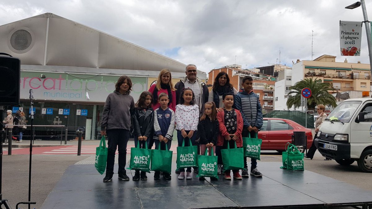 F_Sta_Magdalena's tweet photo. Lliurament Premis XIé concurs de dibuix #comerjust en la XVIII Festa de la Solidaritat i XV Festa del Comerç just @antoni_ro_ar @F_Sta_Magdalena @MariberPelaez @ajesplugues https://t.co/wKxkLBGy4s