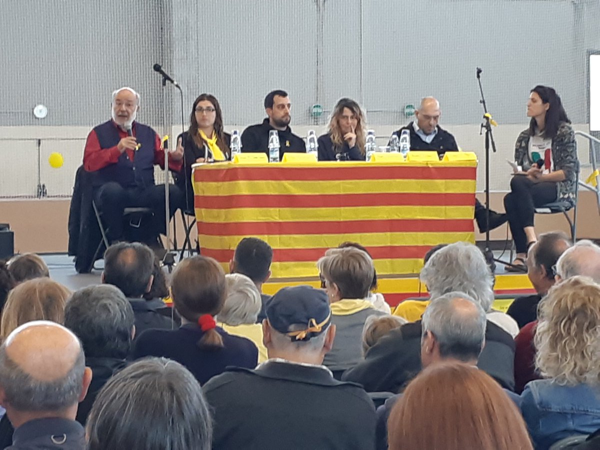 A #SantJordiDesvalls col•loqui amb <a href="/neusmatamala/">Neus Matamala ☘️</a> <a href="/elpidiojsilva/">Elpidio José Silva</a> <a href="/jmterricabras/">Josep-M. Terricabras🎗️</a> <a href="/AjuntamentSJD/">Ajuntament de Sant Jordi Desvalls</a> felicitats a l'organització us ho heu treballat molt! Més de 250 persones al dinar. 👏👏👏👏👏