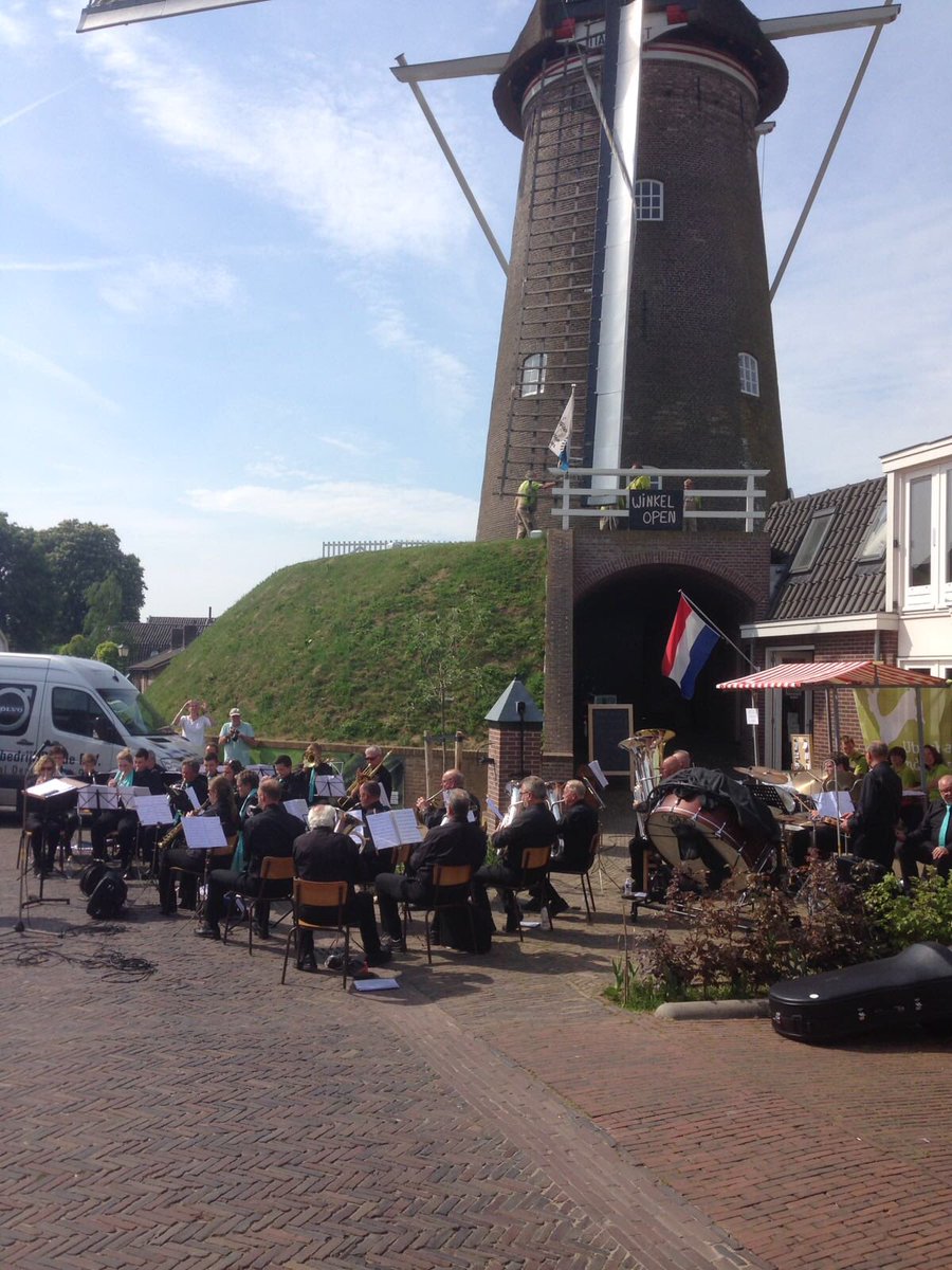 OG_Amerongen's tweet photo. Leuk concert gisteren bij de molen in #Amerongen tijdens #grietmarkt en #NationaleMolendag #warm @puuhramerongen https://t.co/tkk7ItgFGv