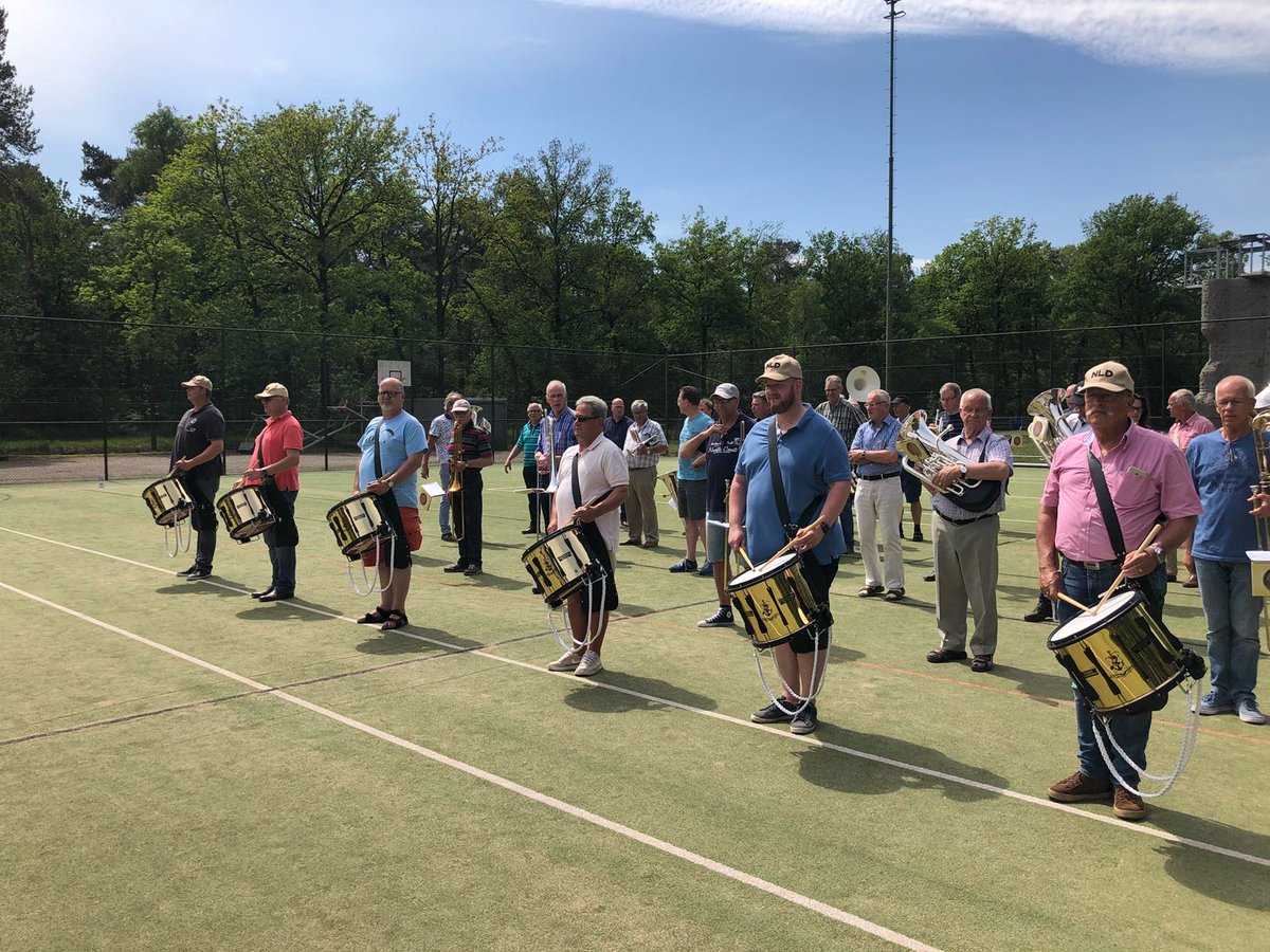 FKGenie's tweet photo. geslaagde warme repetitiedag, voorbereid op concert #Ouwerkerk en #Tattoo #Liverpool #kaltenberg. Nieuwe show met mooie marsen. #RegimentGenietroepen #Vught https://t.co/urPGCUbKUI