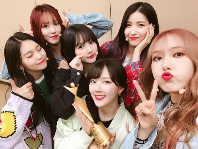 mimixzy_'s tweet photo. I hate when people call 3 big and among them Gfriend is not. #GFRIEND #GFRIEND43rdWin #TFTMN6thWin #Time_for_the_moon_night @GFRDofficial https://t.co/OXEK6ntJlx