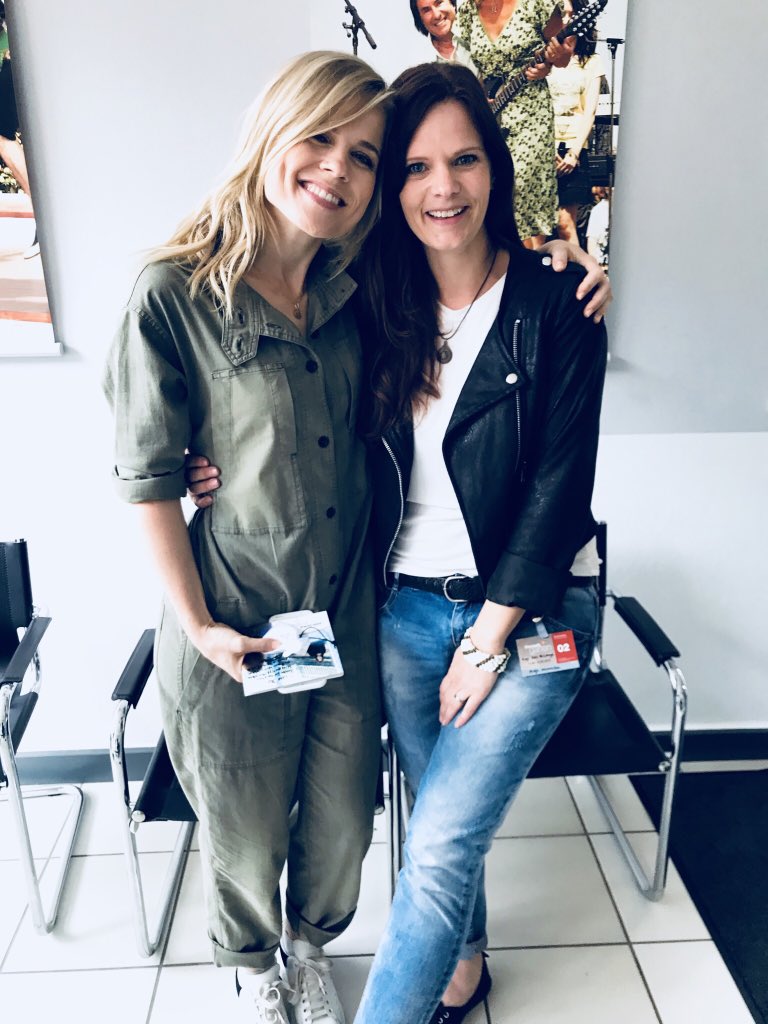 AnnDoka's tweet photo. Backstage with my singer &amp; songwriter idol @IlseDeLange on her birthday @ZDF #Fernsehgarten #daysToRemember #songwriter #united #mainz #happybirthday #ilsedelange #commonlinnets #zdf https://t.co/0KgOdrcULr