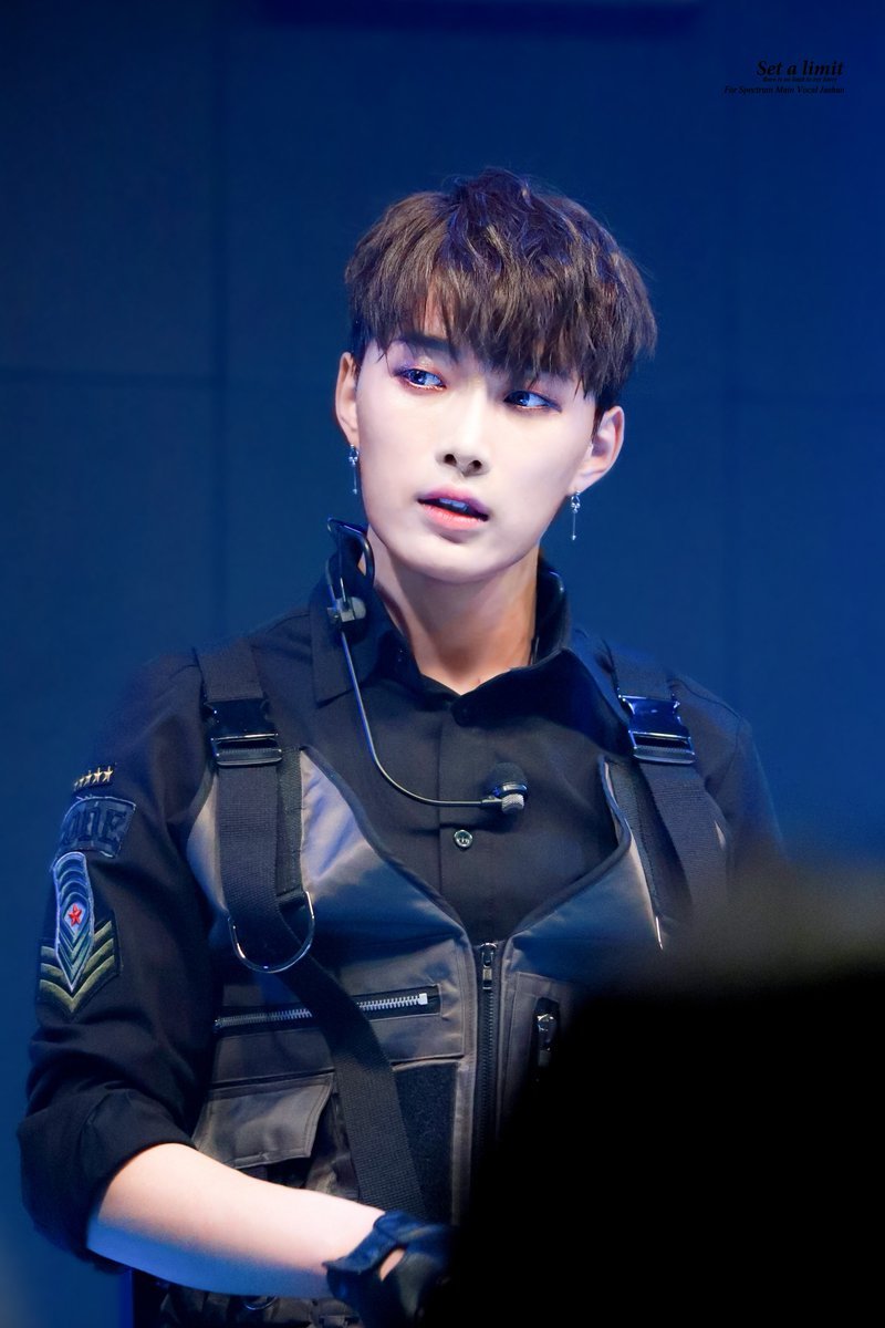 KimJaehanPH's tweet photo. [HD] 180509 Spectrum debut showcase.

📸setalimit_JH

#김재한 #KimJaehan #WYNN #SPECTRUM #스펙트럼 #KJPH https://t.co/ABReeOUXy9